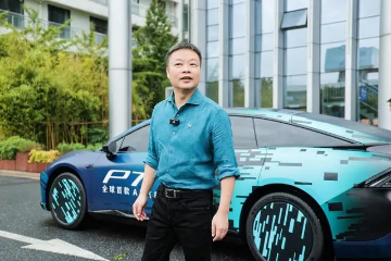 何小鹏驾驶“全球首款AI汽车”亮相云栖大会 深化与阿里云AI算力合作 何小鹏驾驶“全球首款AI汽车”亮相云栖大会 深化与阿里云AI算力合作